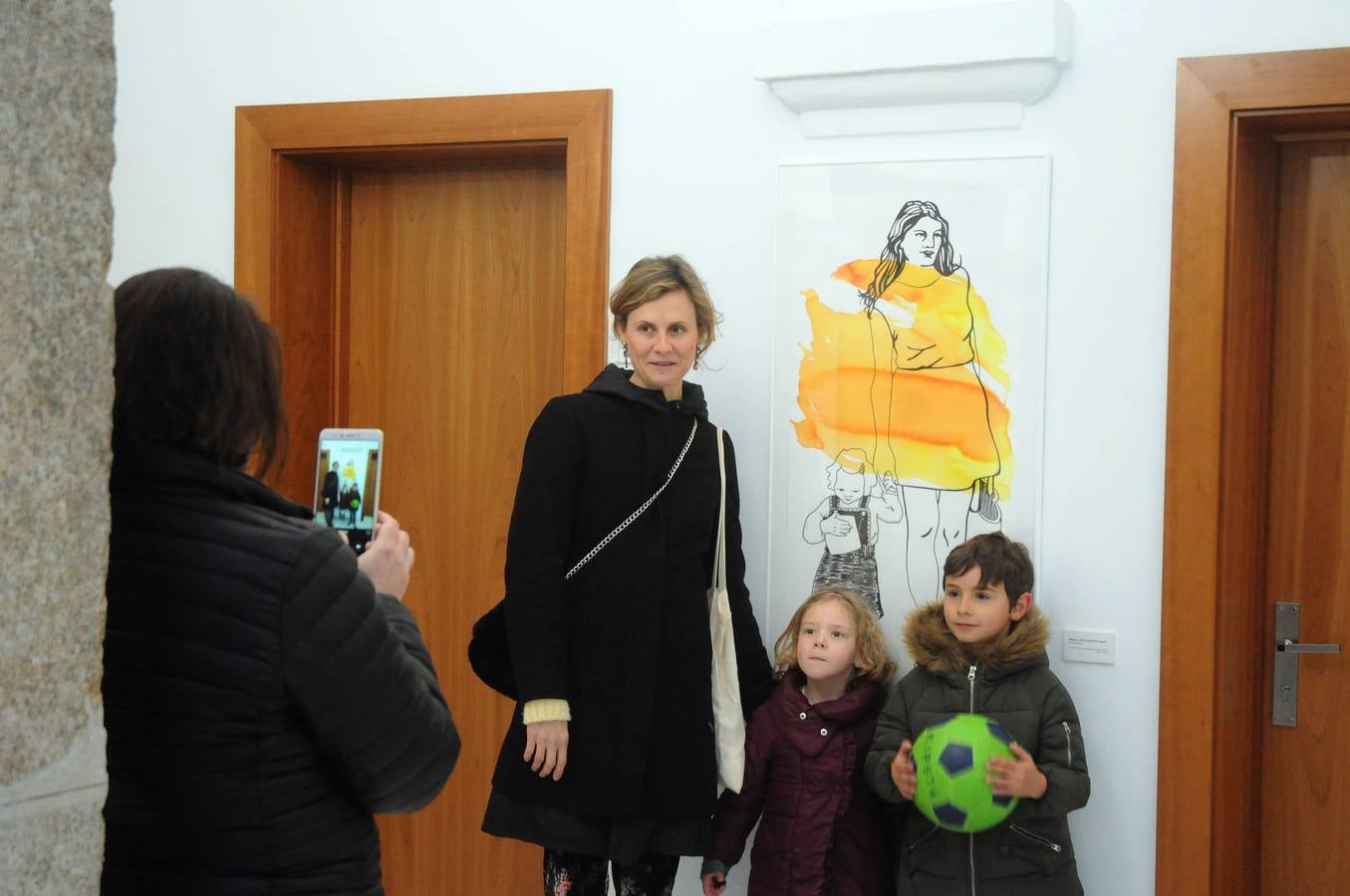 Una exposición de 38 mujeres artistas al hilo de la celebración del 8 de Marzo reivindica en la Asamblea de Extremadura que las féminas 'pinta' "mucho" en la sociedad.