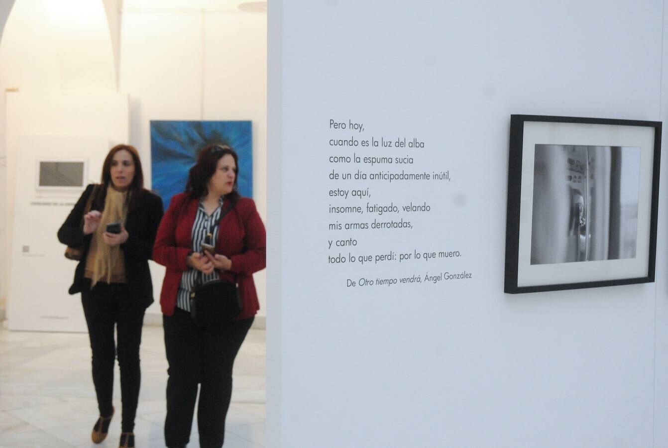 Una exposición de 38 mujeres artistas al hilo de la celebración del 8 de Marzo reivindica en la Asamblea de Extremadura que las féminas 'pinta' "mucho" en la sociedad.