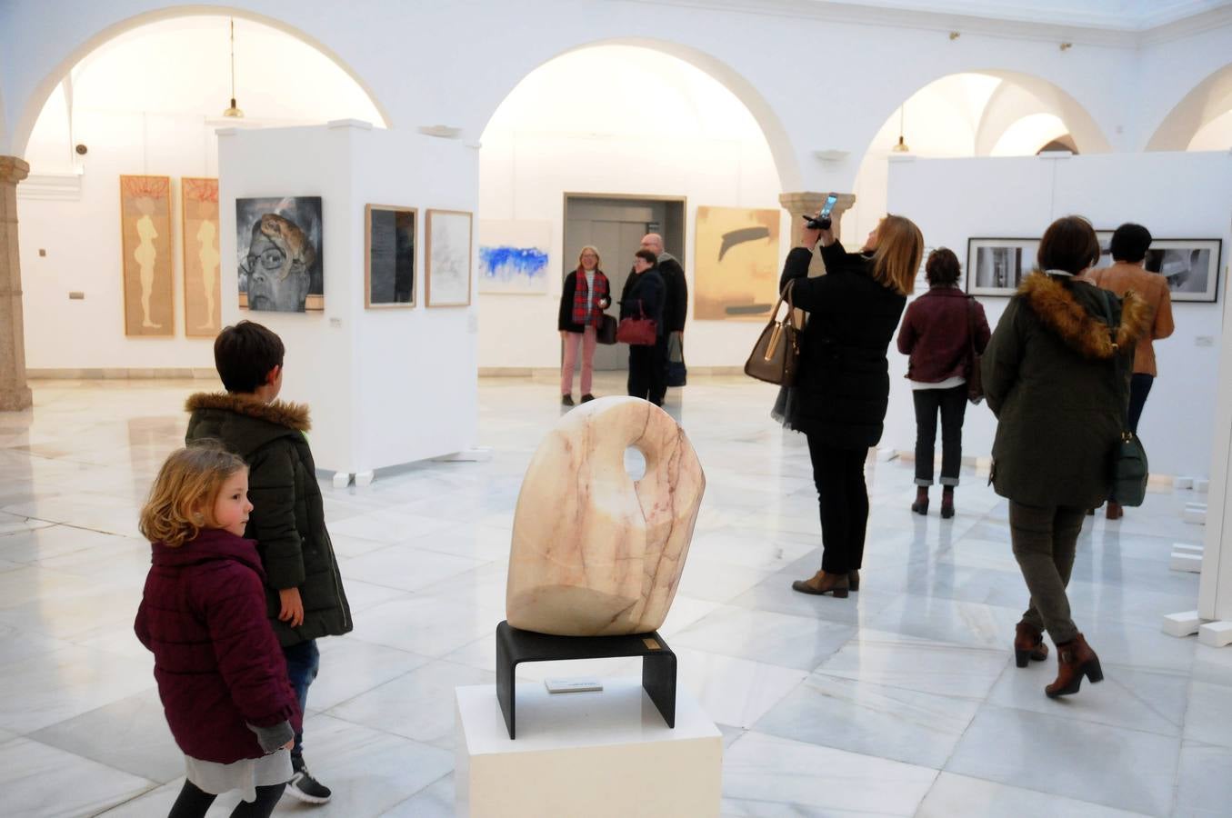 Una exposición de 38 mujeres artistas al hilo de la celebración del 8 de Marzo reivindica en la Asamblea de Extremadura que las féminas 'pinta' "mucho" en la sociedad.