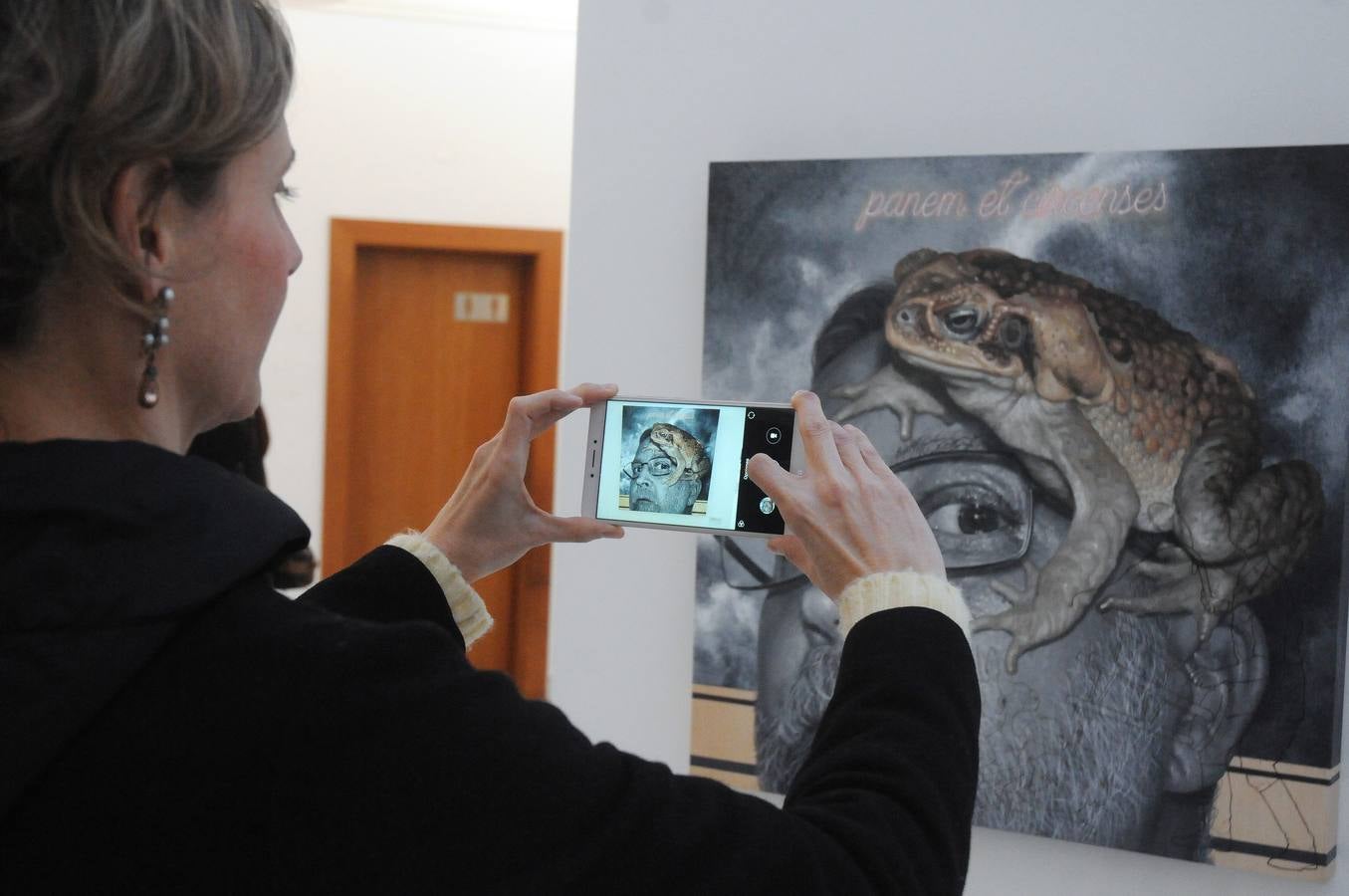 Una exposición de 38 mujeres artistas al hilo de la celebración del 8 de Marzo reivindica en la Asamblea de Extremadura que las féminas 'pinta' "mucho" en la sociedad.