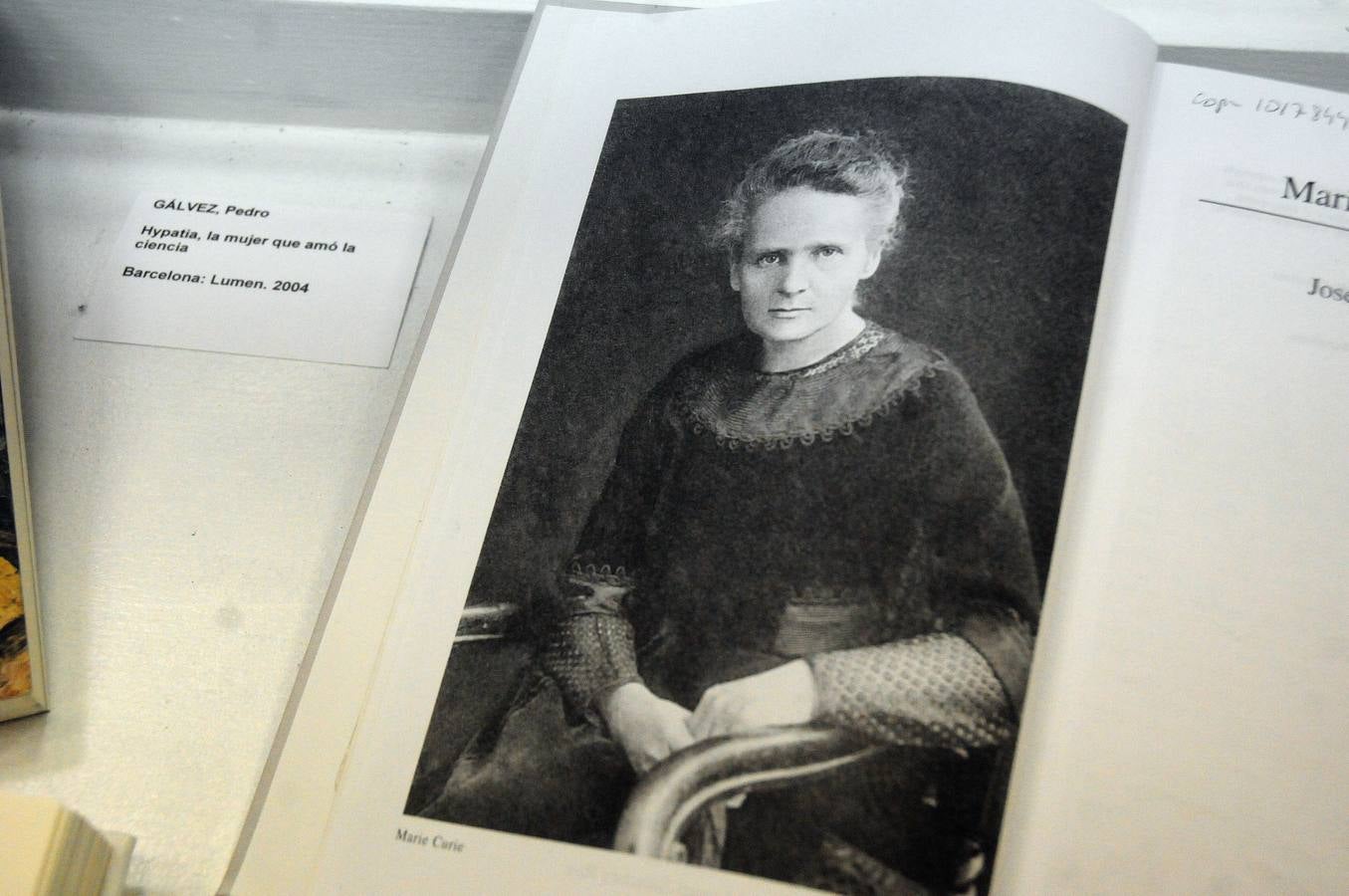 El objetivo de la exposición es mostrar las trabas, barreras y prejuicios con las que tuvieron que luchar para lograr hacer ciencia. Se trata de recuperar figuras, a menudo olvidadas o injustamente silenciadas. Se podrá visitar en la Biblioteca de la UNED de Mérida del 8 de marzo al 13 de abril.