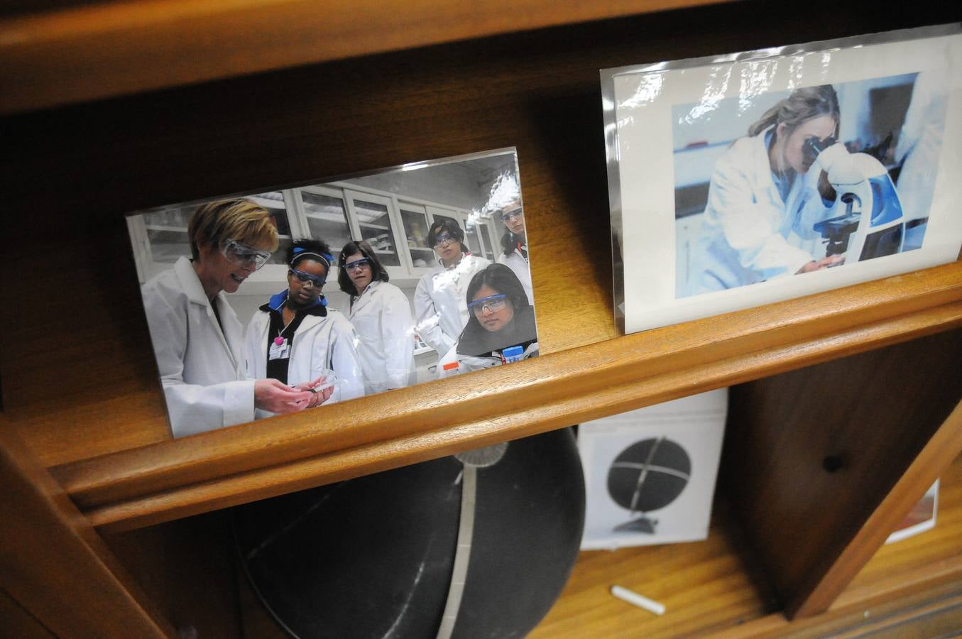 El objetivo de la exposición es mostrar las trabas, barreras y prejuicios con las que tuvieron que luchar para lograr hacer ciencia. Se trata de recuperar figuras, a menudo olvidadas o injustamente silenciadas. Se podrá visitar en la Biblioteca de la UNED de Mérida del 8 de marzo al 13 de abril.