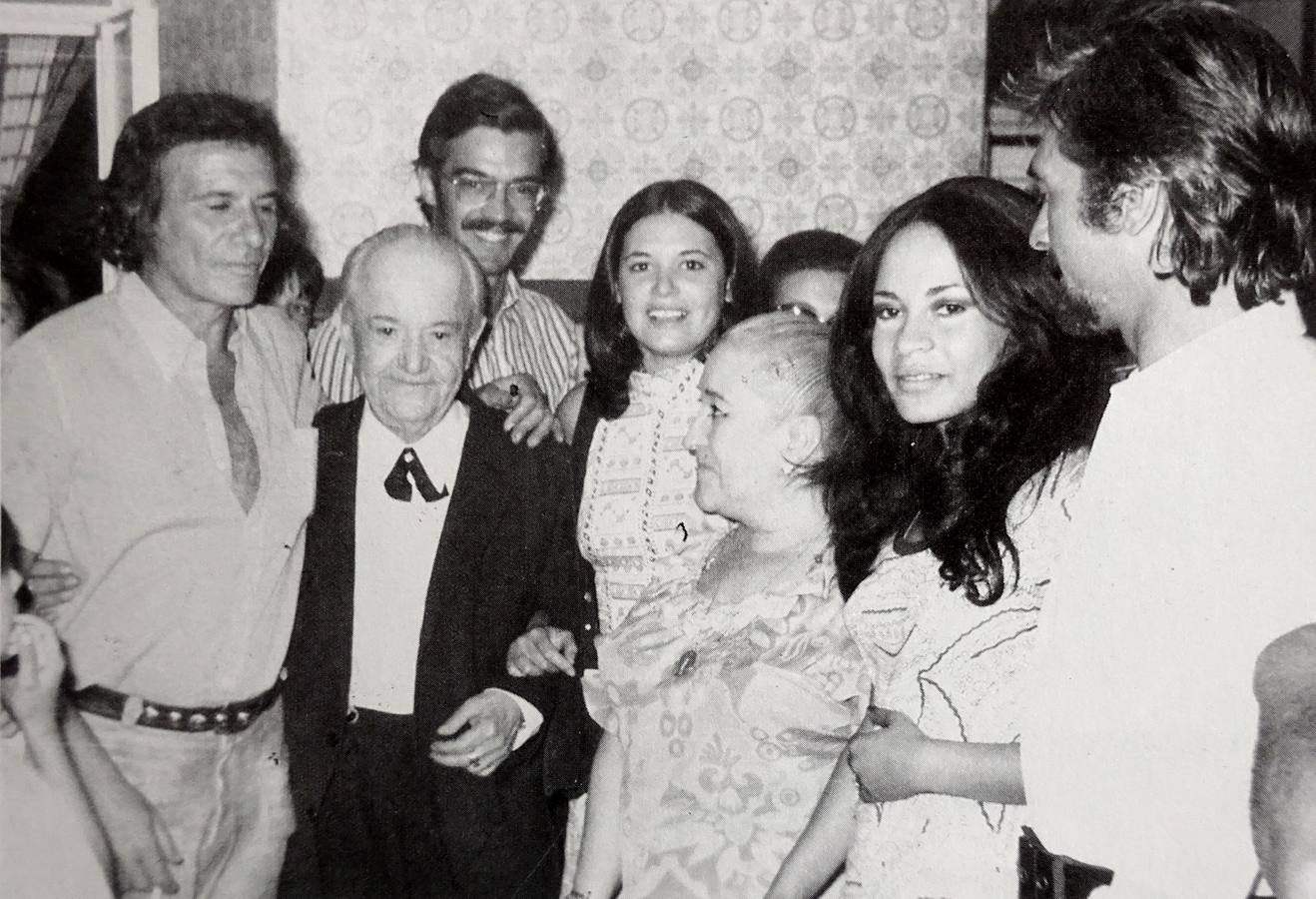 3-Imagen del 14 de julio de 1972, cuando Paco Rabal sorprendió a Medrano y Mary-Chelo cuando estaban dando un recital en un bar de Cáceres (Foto Múñez)