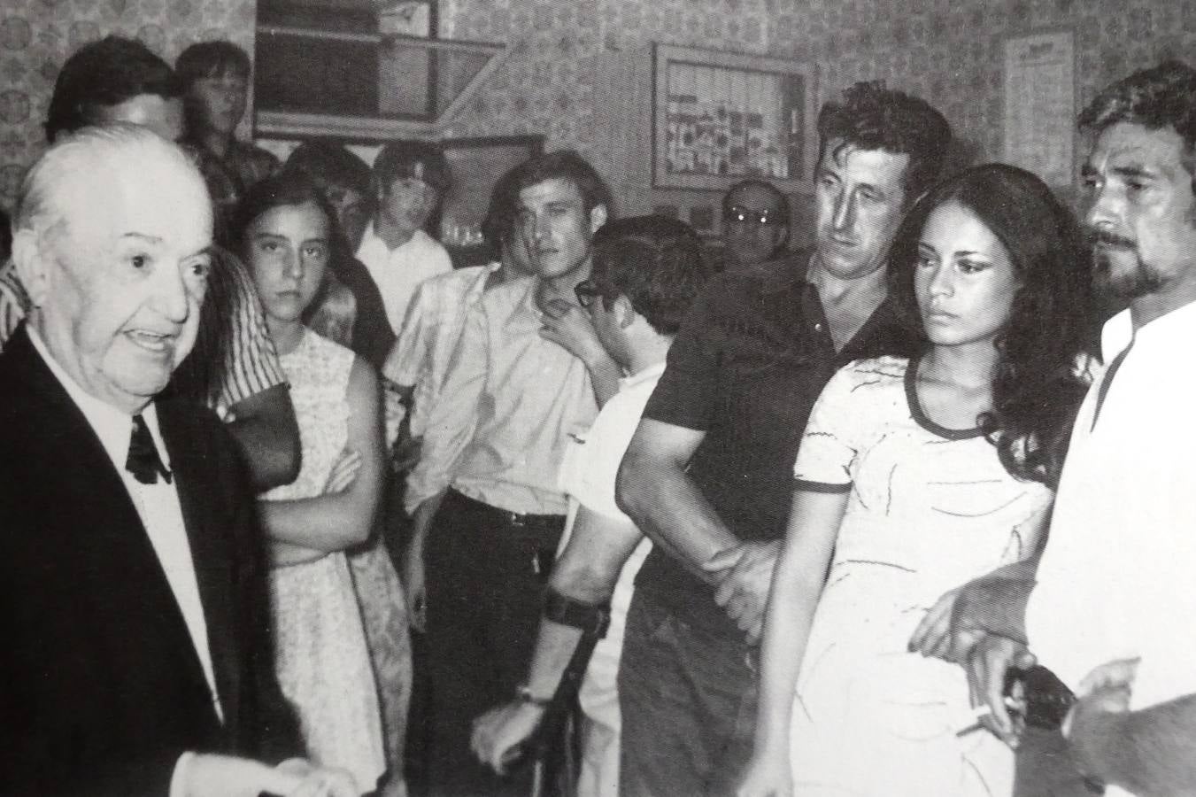 4-Medrano recitando en la Taberna Alfonso de San Blas, en Cáceres, cuando acudió Paco Rabal, con su hija Teresa y los actores Julio Muñoz y Sonsoles Benedicto. (foto Múñez)..