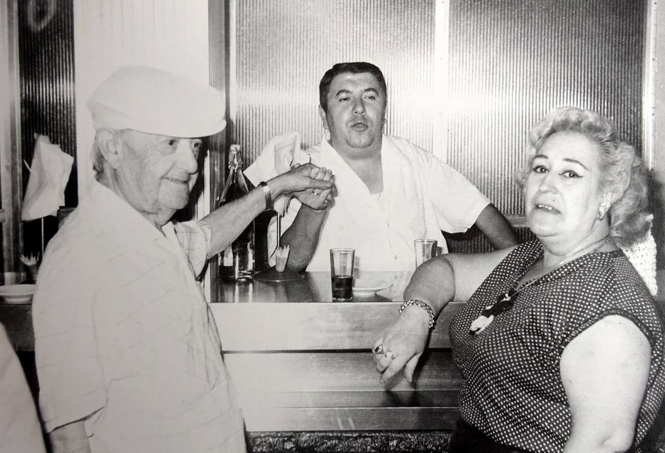 5-Florencio Medrado y Mary-Chelo en el el bar El Pato, con Emilio Rey padre (Foto Múñez).