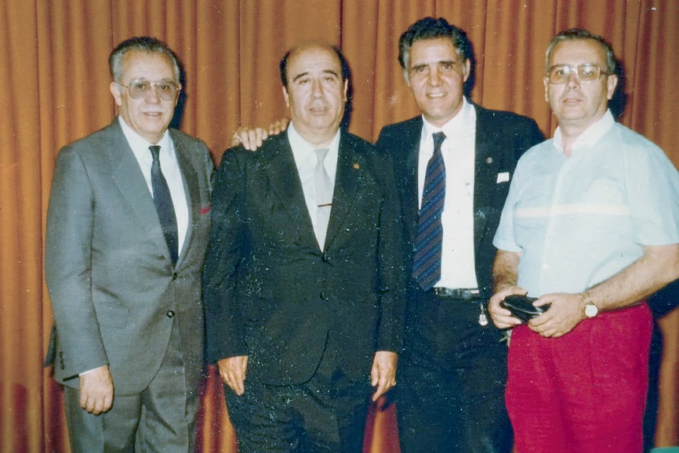 9-El Maestro Solano con sus hermanos Carlos y Fernando y Elpidio en 1984.