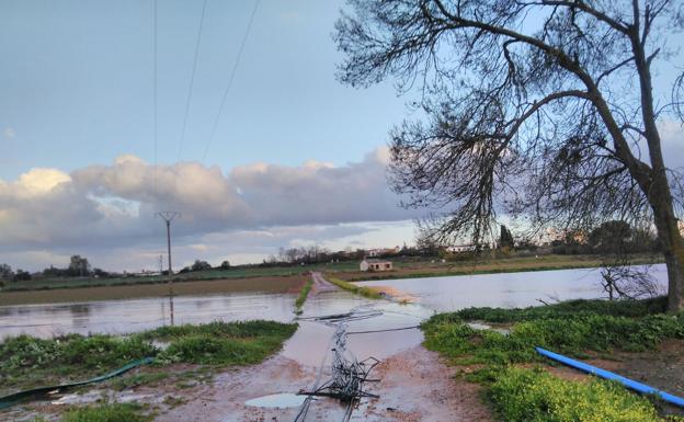 La crecida de numerosos cauces, como el del río Gévora, ha provocado saltos de agua e inundaciones en caminos y carreteras:: HOY