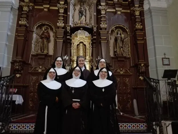 Las cinco monjas mejicanas posan junto a sor Inmaculada en el altar . :: g. c.