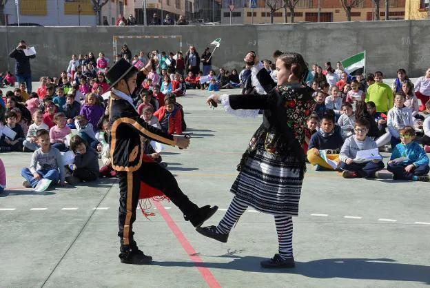 Celebración el pasado 23 de febrero de la creación de la comunidad autónoma en un colegio de Badajoz. 