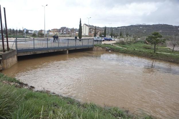 A la derecha, el Arroyo de la Madre. A la izquierda, inmueble inundado en Charca Musia. :: jorge rey
