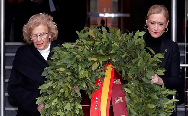 La alcaldesa de Madrid, Manuel Carmena (izquierda) y la presidenta de la Comunidad de Madrid, Cristina Cifuentes. 