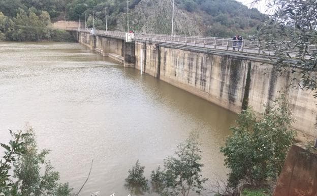 Aspecto que mostraba este domingo la presa Peña del Águila de Villar del Rey:. M.S.