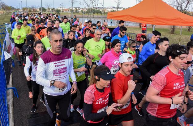 Los corredores preparados para la salida.