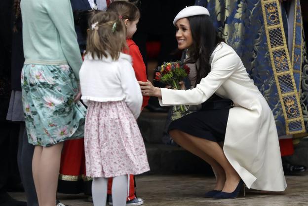 La prometida de Enrique saluda a unos niños a su entrada a la Abadía de Westminster, en Londres. 