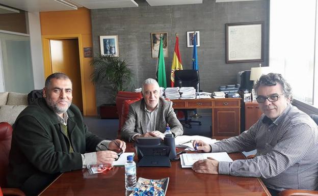 Reunión del delegado de la Comisión Islámica de España en Extremadura, Adel Najjar, con el secretario general de la Educación, Rafael Rodríguez de la Cruz.