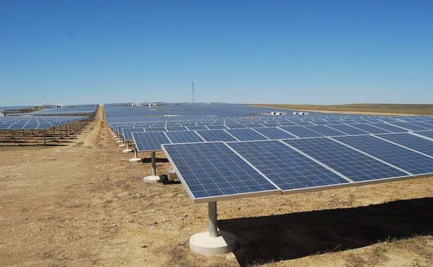 Parque solar fotovoltaico que Fotowatio tiene montado en el paraje La Magascona, Trujillo. 