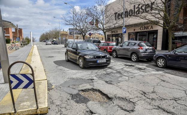 Bache en la calle la Violeta, frente al Hospital Materno Infantil. 