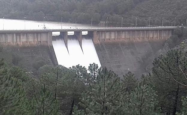 Cancho del Fresno, en el término municipal cacereño de Cañamero, ha empezado a desembalsar