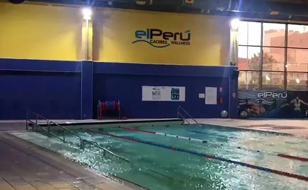Lluvia dentro de la piscina del Perú Wellness después de que se volara la cubierta ayer