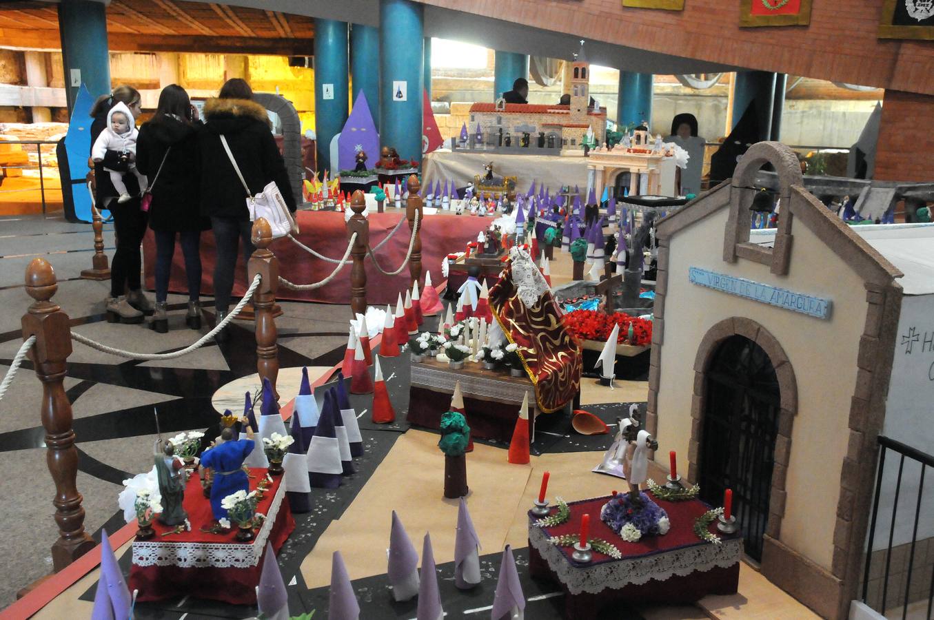 El centro cultural Alcazaba acoge la exposición que montan todos los años los alumnos y profesores del colegio Ntra. Sra. de Guadalupe (Josefinas) sobre la Semana Santa de Mérida. Se podrá visitar hasta el 18 de abril.