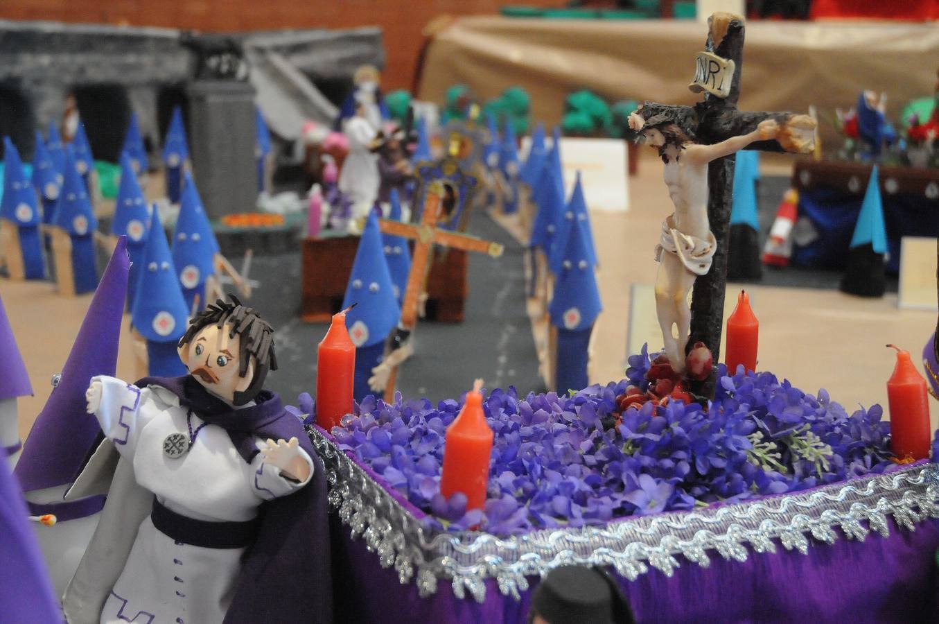 El centro cultural Alcazaba acoge la exposición que montan todos los años los alumnos y profesores del colegio Ntra. Sra. de Guadalupe (Josefinas) sobre la Semana Santa de Mérida. Se podrá visitar hasta el 18 de abril.