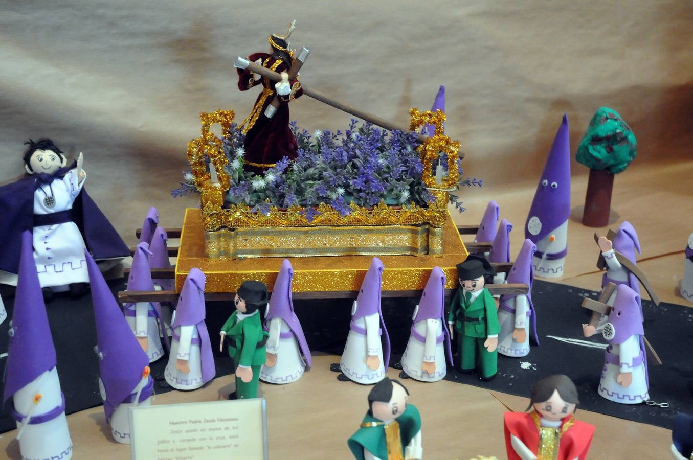 El centro cultural Alcazaba acoge la exposición que montan todos los años los alumnos y profesores del colegio Ntra. Sra. de Guadalupe (Josefinas) sobre la Semana Santa de Mérida. Se podrá visitar hasta el 18 de abril.