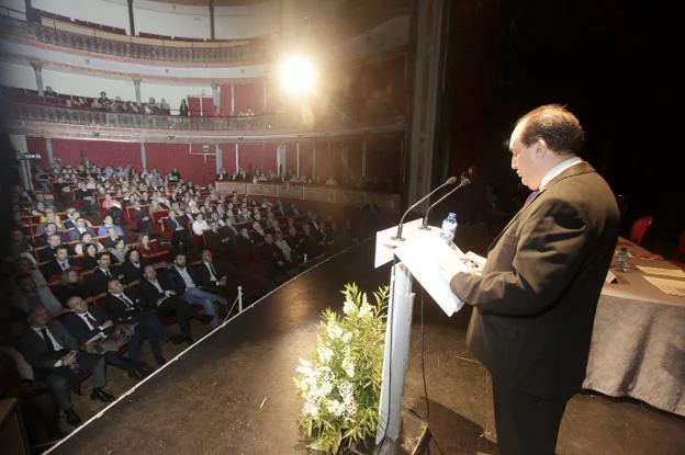 Juan Narciso García-Plata durante su pregón de Semana Santa en el Gran Teatro. :: lolo cordero