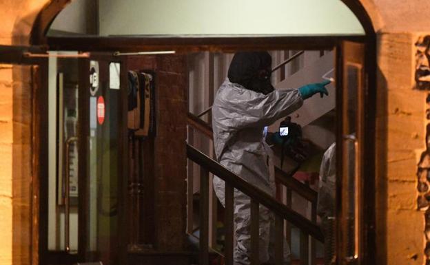 Expertos forenses trabajan en la investigación del envenenamiento del exespía ruso Sergei Skripal.