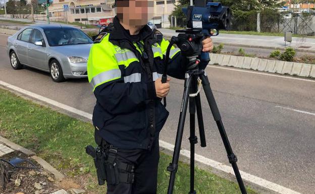 Un agente de la Policía Local prueba el cinemómetro.