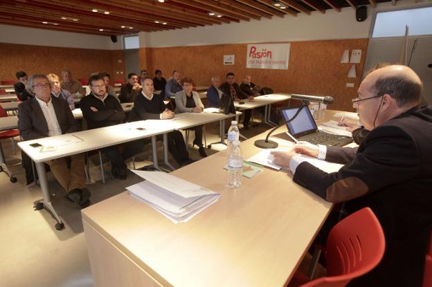 Momento de la asamblea de Fecons, celebrada ayer, con Carlos Izquierdo a la derecha. :: l.c.