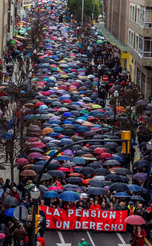 Madrid, Barcelona, Bilbao, San Sebastián, Vigo... protestan en las calles por el insuficiente alza del 0,25% y piden que estas ayudas se revaloricen en función del IPC