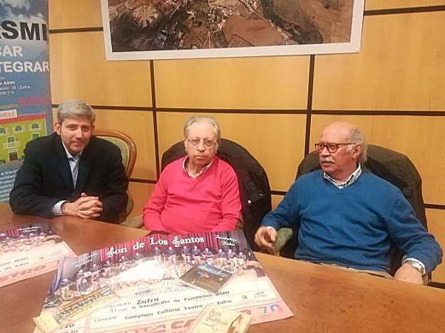 Componentes del grupo santeño en la presentación del concierto. 