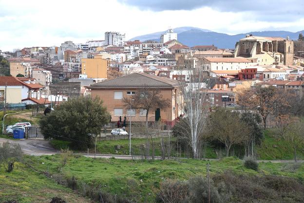 Edificio del segundo ciclo de primaria en torno al cual se articulará el nuevo colegio San Miguel. :: d. palmaDistribución actual de las instalaciones del colegio por todo el barrio .