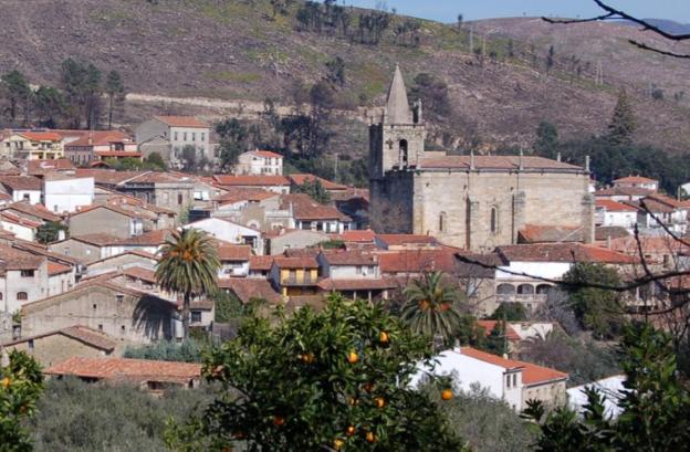 Vista panorámica de Hoyos, en la Sierra de Gata, con su iglesia parroquial a la derecha. :: hoy