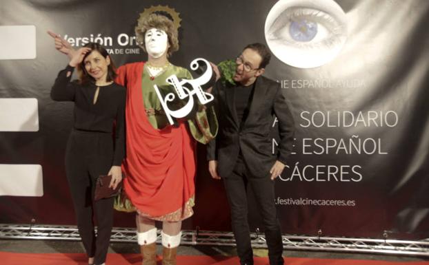 Imagen principal - Marian Álvarez, que recibió el premio a Mejor Actriz 2017, y el actor Carlos Santos posan con un San Pancracio de carne y hueso; Eduardo Noriega entrega el premio San Pancracio a la Mejor Dirección Novel a Elena Martín por la película ‘Julia Ist’ y Antonio de la Torre antes de recibir el premio a Mejor Actor 2017 por la película ‘Abracadabra’