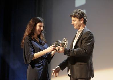 Imagen secundaria 1 - Marian Álvarez, que recibió el premio a Mejor Actriz 2017, y el actor Carlos Santos posan con un San Pancracio de carne y hueso; Eduardo Noriega entrega el premio San Pancracio a la Mejor Dirección Novel a Elena Martín por la película ‘Julia Ist’ y Antonio de la Torre antes de recibir el premio a Mejor Actor 2017 por la película ‘Abracadabra’