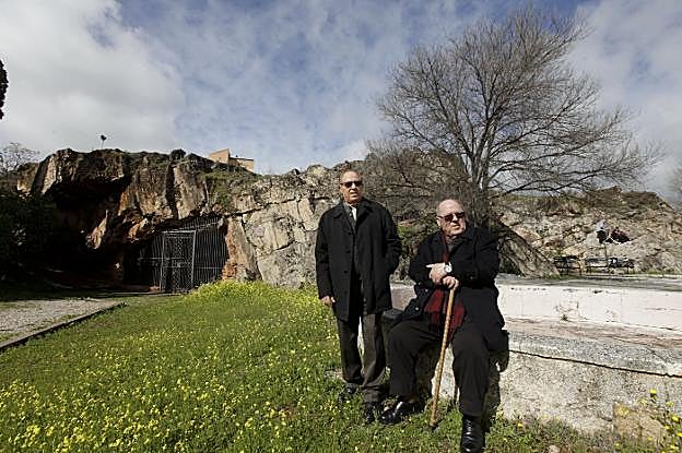 Antonio y Rafael Pérez Hurtado el pasado martes en la cueva de Maltravieso. :: lorenzo cordero