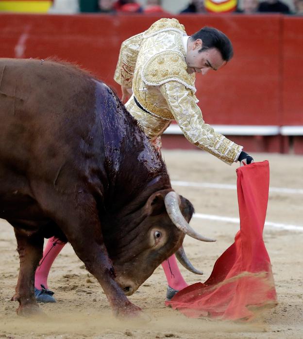 Enrique Ponce lidiando al segundo de su lote, al que cortó dos orejas. :: EFE / Juan Carlos Cárdenas