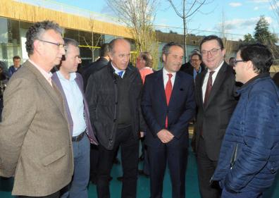 Imagen secundaria 1 - Arriba, el Palacio de Congresos de Villanueva de la Serena fue el escenario del acto. Abajo a la izquierda, Quintana, Gómez (Feval), Arce (Arram Consultores), Pitera (HOY), Seco (Cesur) y Gallardo: a la derecha, Manuela Martín, directora de HOY, durante su discurso a los asistentes.