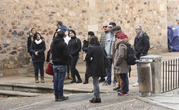 Turistas en la parte antigua de Cáceres:: HOY