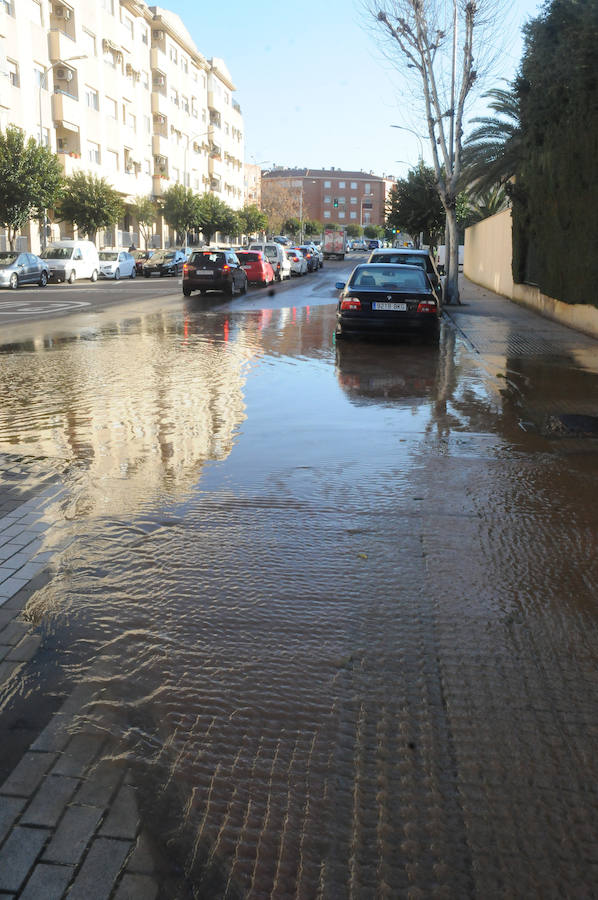 Fotos: La rotura de una tubería inunda parte de la avenida Lusitania de Mérida
