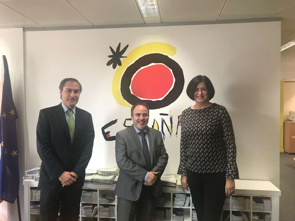 En el centro, el director general de Turismo de la Junta Francisco Martín Simón, junto a representantes del turoperador británico:: HOY