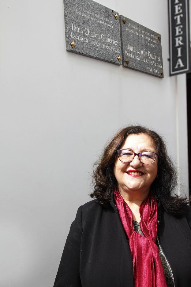 Inma descubrió la placa que tiene junto a la de su hermana. :: i. c.