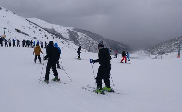 Esquiadores en las pistas de Valdezcaray