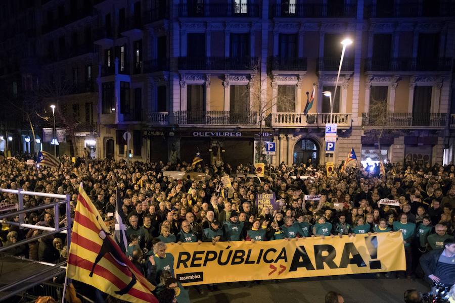 Un total de 22 personas han resultado heridas leves y dos con prónostico menos grave este viernes por la noche durante la movilización contra el encarcelamiento de políticos soberanistas en la zona de la Delegación del Gobierno en Cataluña.