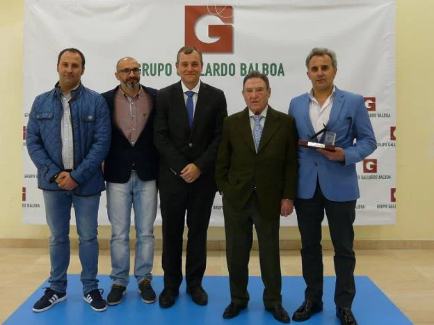 Alfonso Gallardo y Javier Sánchez, consejero delegado del Grupo, (en el centro) junto a los emprendedores premiados. :: P. L.