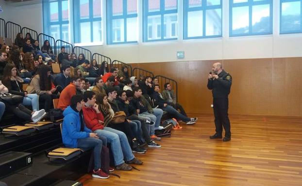 La Policía imparte charlas a alumnos lusos ante viajes de fin de curso a España