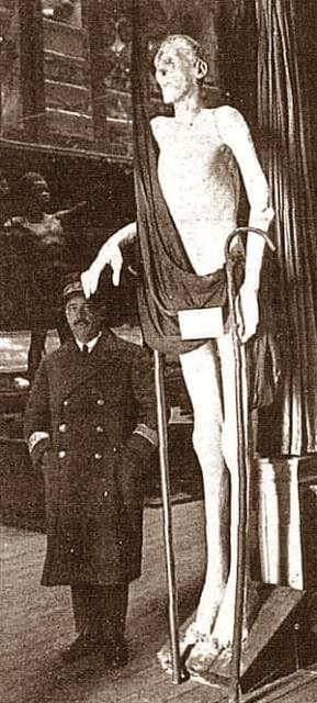 4-Imagen tomada seguramente hace un siglo, del museo del doctor Velasco con la figura del gigante extremeño (del blog madridafondo.blogspot.com).