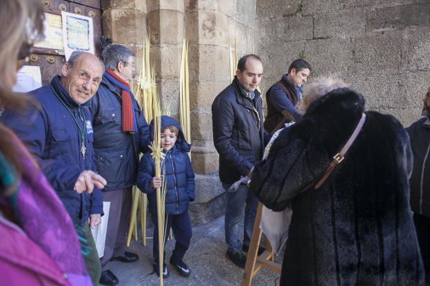 Venta de palmas ayer a cargo de la cofradía de los Ramos, en la iglesia de San Juan. :: jorge rey