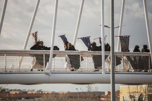 El viento marcó el inicio de la procesión. En la imagen, a su paso por el puente de la Ronda Norte. 